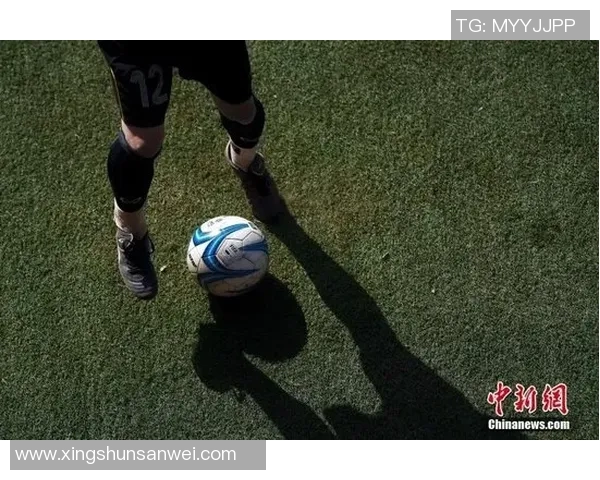 足球明星街头闲逛 亲民日常大揭秘 星光背后的真实一面